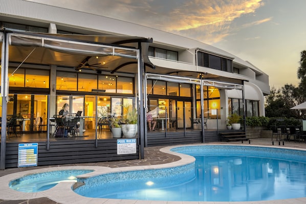 Petit déjeuner, déjeuner et dîner servis sur place, vue sur la piscine