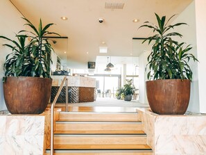 Se sirven desayunos y cocina europea moderna (con vistas a la piscina)