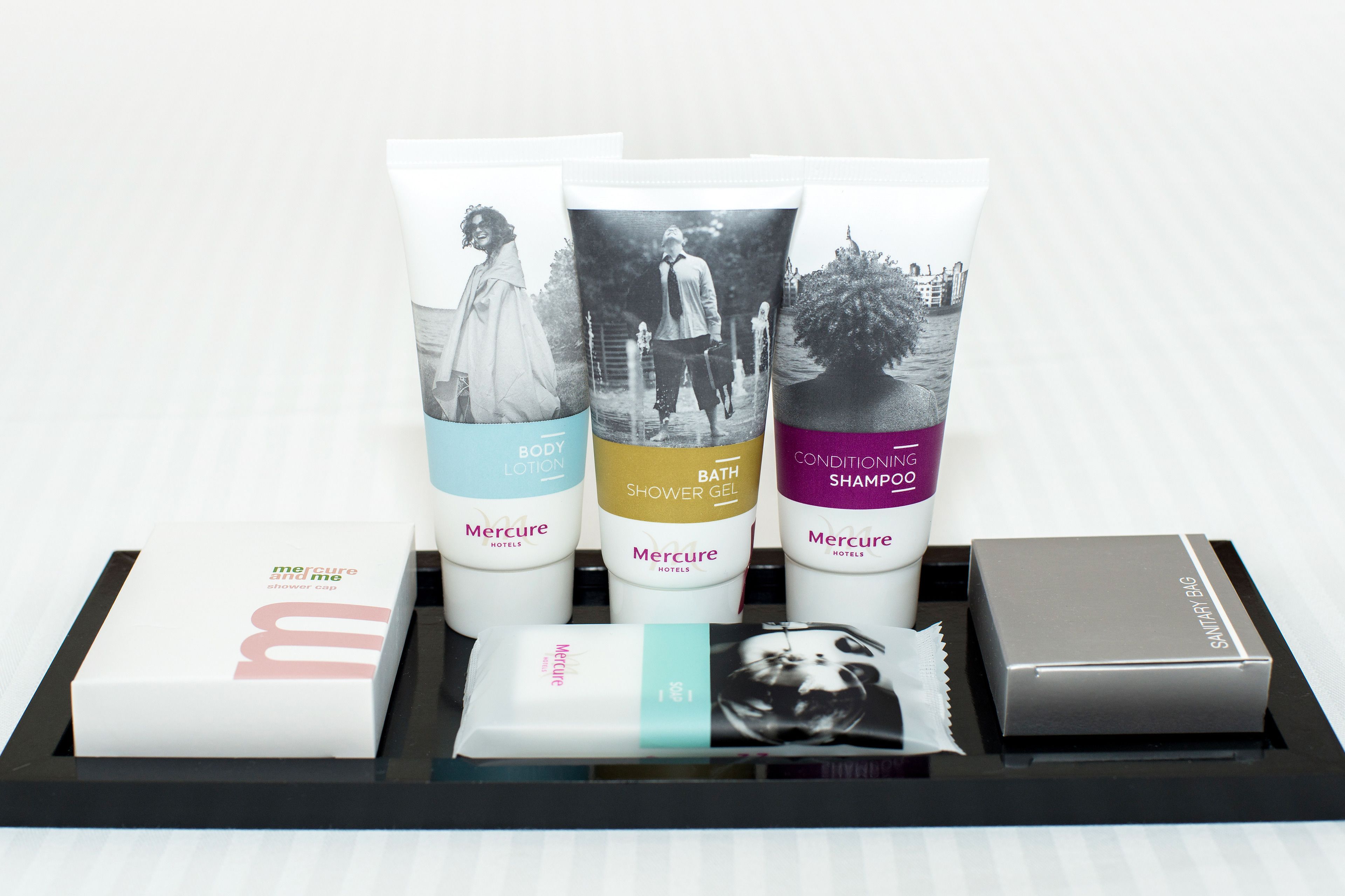 combined shower/bathtub, eco-friendly toiletries, hair dryer, towels