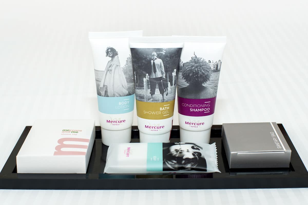 combined shower/bathtub, eco-friendly toiletries, hair dryer, towels