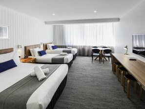 Premium bedding, minibar, desk, blackout drapes - Mercure Charlestown (Adamstown Heights)