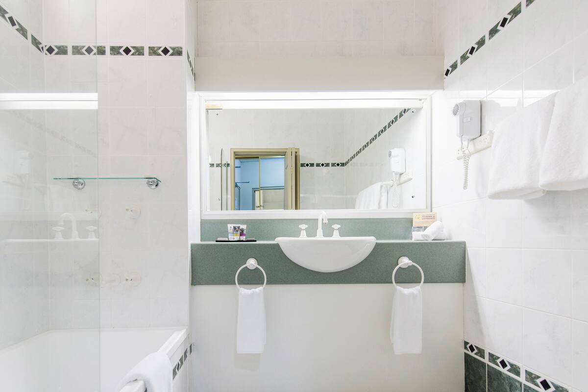 combined shower/bathtub, eco-friendly toiletries, hair dryer, towels