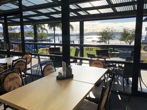 Café da manhã feito na hora todos os dias mediante uma taxa