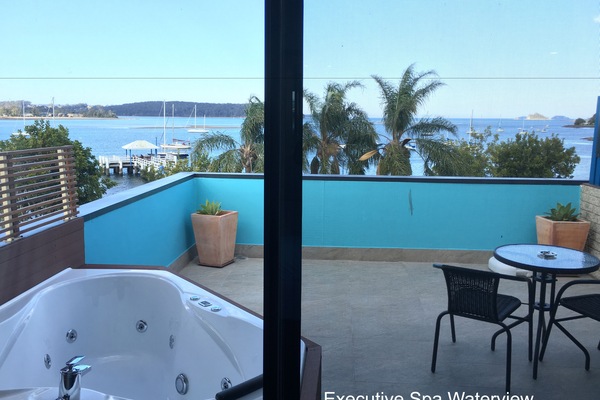Executive Queen Spa Room with Waterview | Balcony