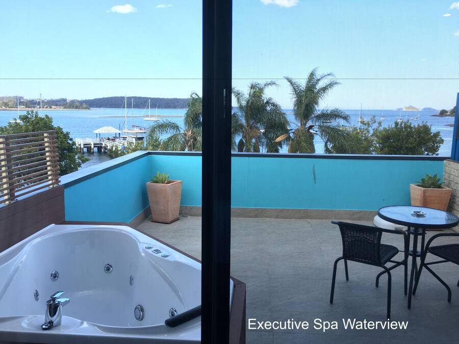 Executive Queen Spa Room with Waterview | Balcony