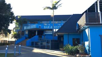 A blue building with a sign reading "MARNERS HOTEL BAR & BISTRO".