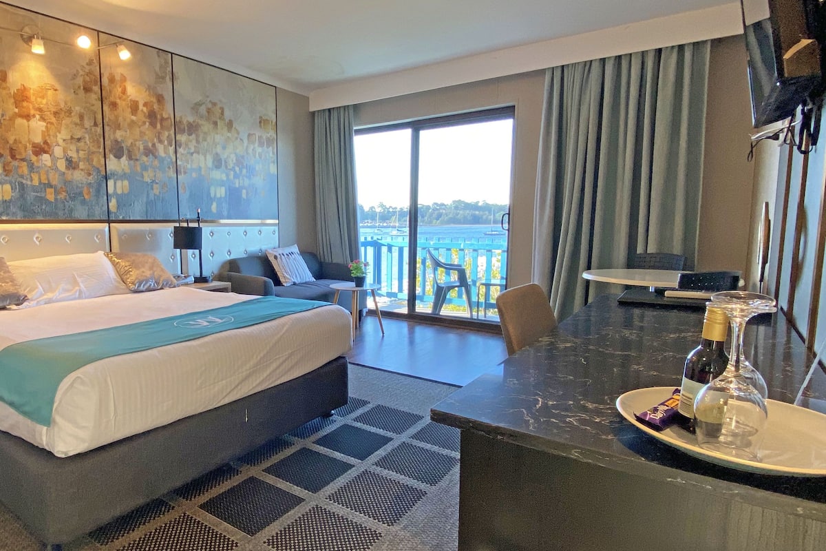 Minibar, free WiFi, bed sheets
