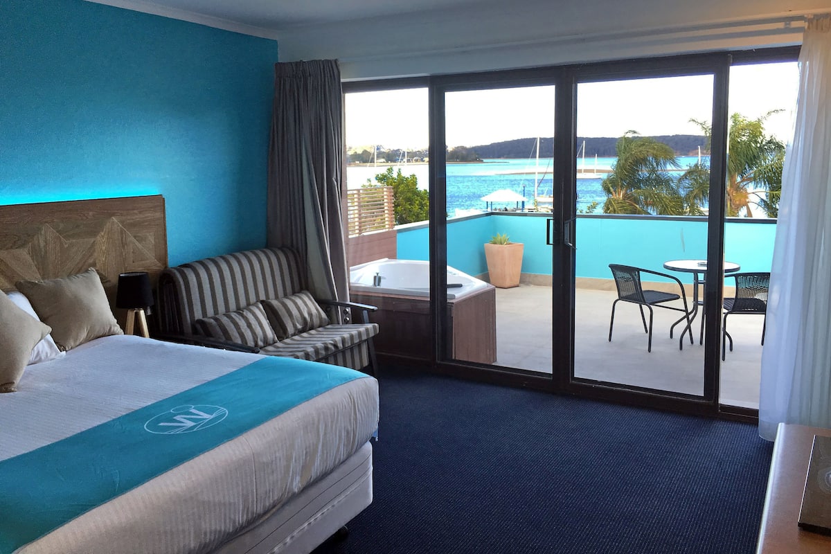 Executive Queen Spa Room with Waterview | Minibar, free WiFi, bed sheets