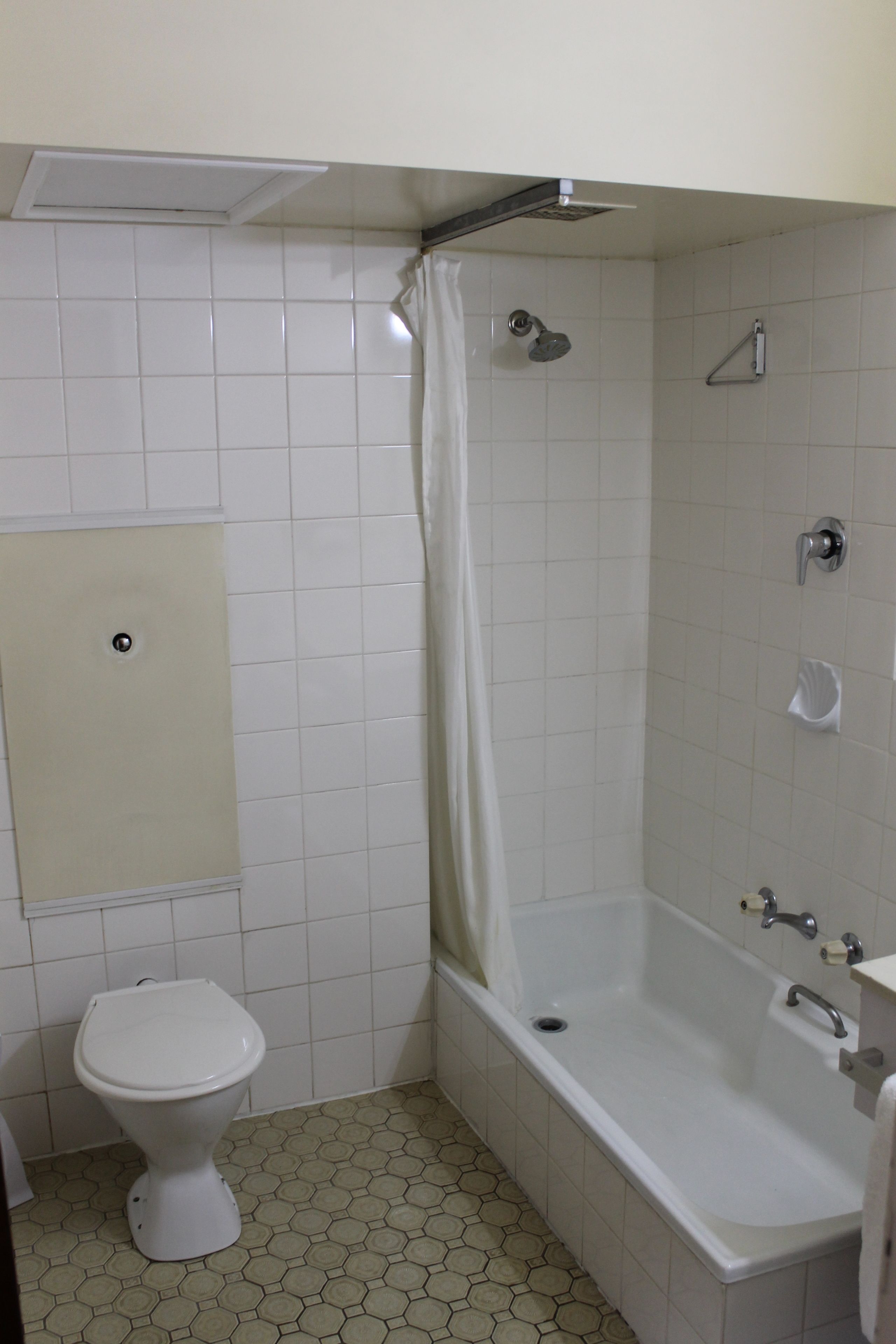 A bathroom with a toilet, shower, and bathtub.