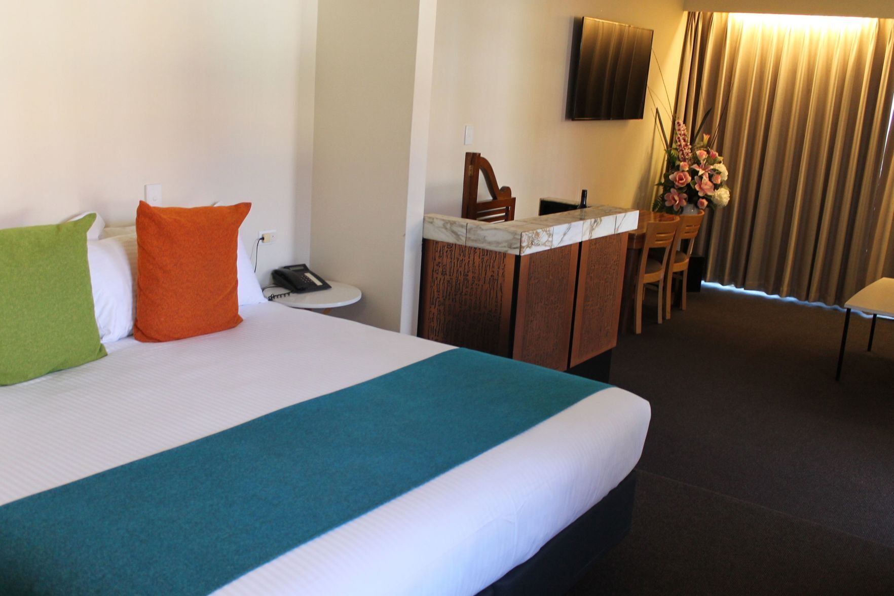 มินิบาร์, เตารีด/โต๊ะรีดผ้า, เปล/เตียงเด็กอ่อน, Wi-Fi ฟรี