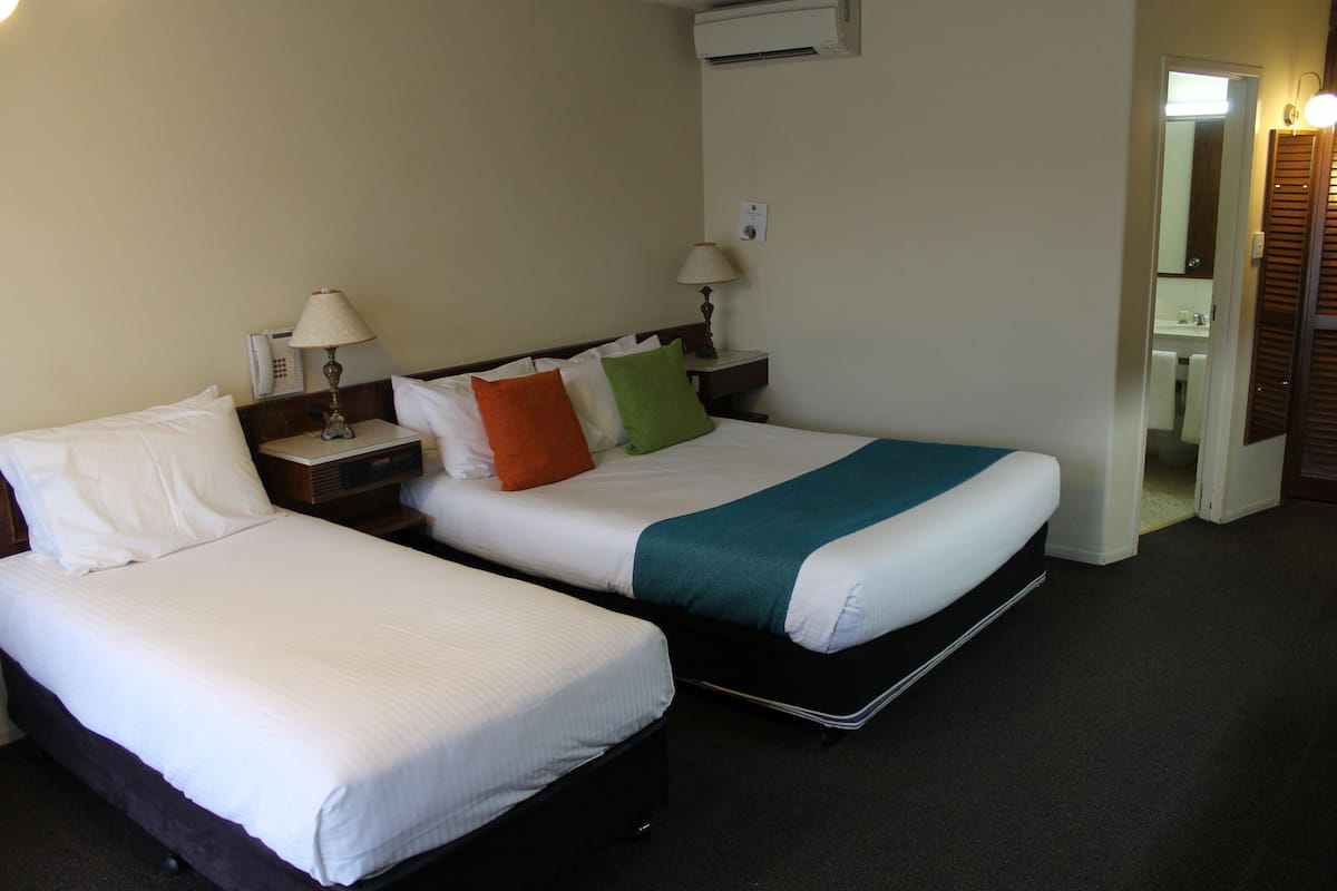 Minibar, iron/ironing board, cots/infant beds, free WiFi