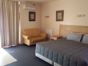 Luxury Spa Suite | Desk, iron/ironing board, free WiFi, bed sheets