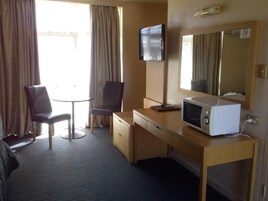 Escrivaninha, ferros/tábuas de passar roupa, Wi-Fi de cortesia