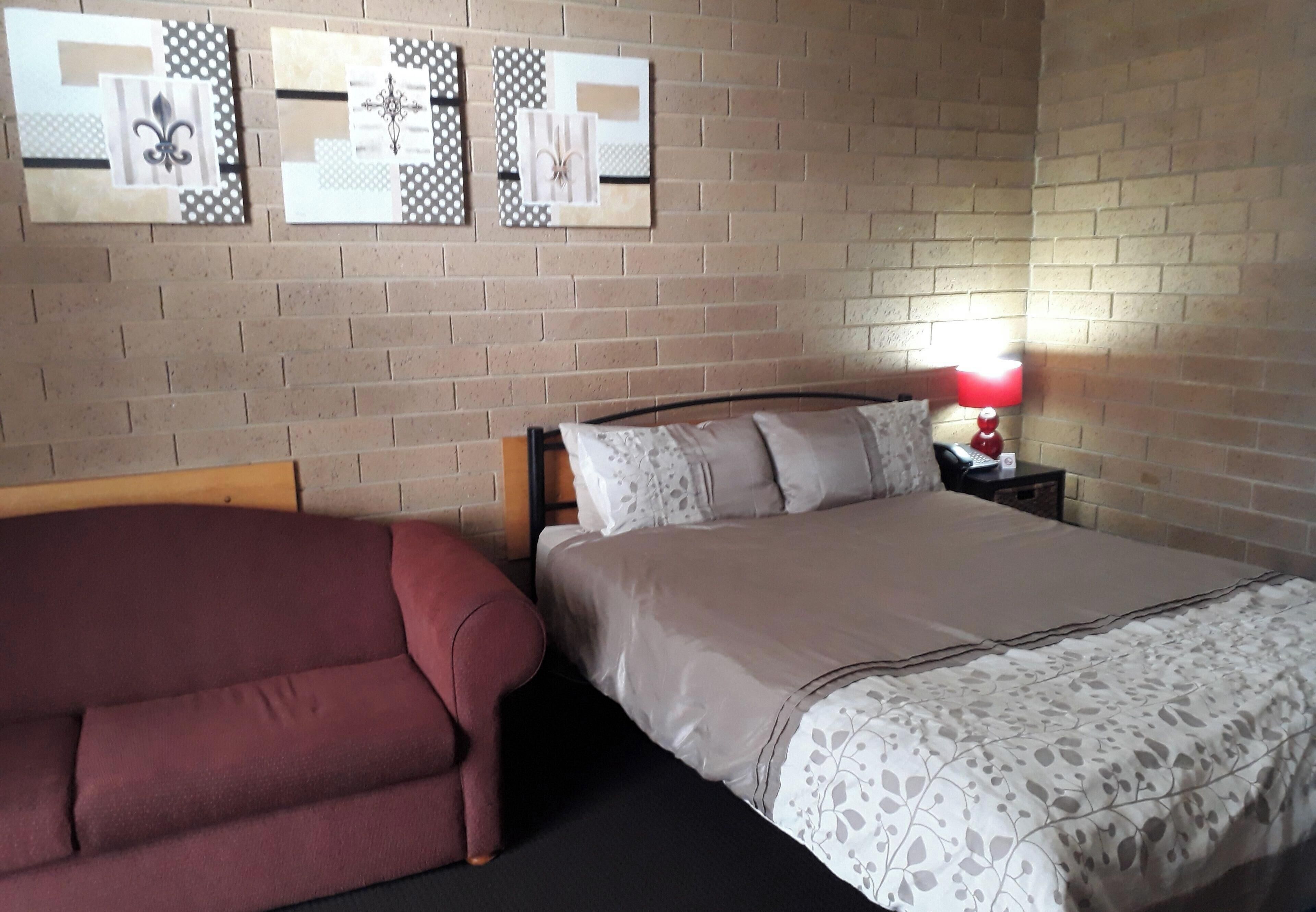 Iron/ironing board, free WiFi, bed sheets