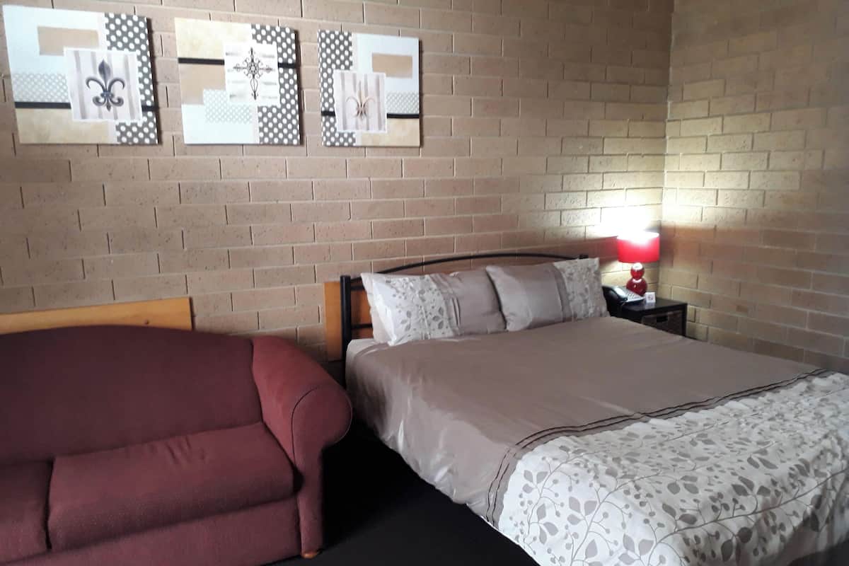 Iron/ironing board, free WiFi, bed sheets