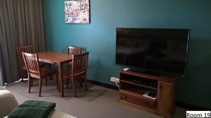 Habitación Deluxe, 1 cama de matrimonio, no fumadores, balcón | Tabla de planchar con plancha, wifi gratis, ropa de cama