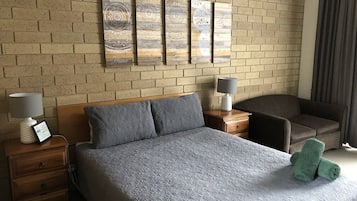Room 21: Queen Deluxe Room with 50 inch Smart TV located on First Floor | Iron/ironing board, free WiFi, bed sheets