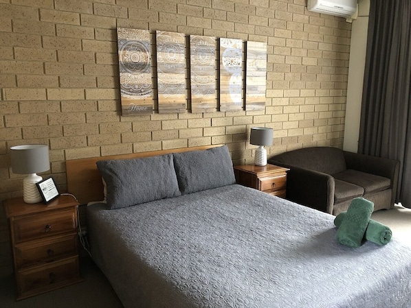 Room 21: Queen Deluxe Room with 50 inch Smart TV located on First Floor | Iron/ironing board, free WiFi, bed sheets