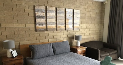 Moe Motor Inn