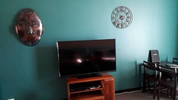 Room 20: Twin Queen Supreme Room with 50 inch Smart TV located on First Floor | Living area