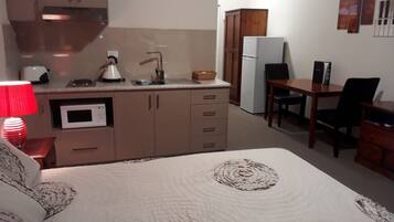 Room 5: Deluxe Queen Room with 50 inch Smart TV located on Ground Floor