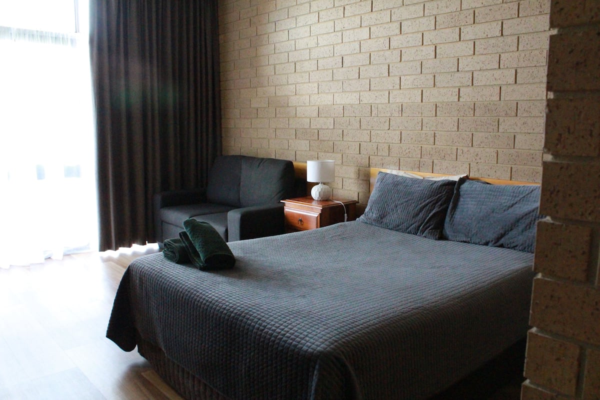 Quarto luxo, 1 cama Queen, para não fumantes, sacada | Ferros/tábuas de passar roupa, Wi-Fi de cortesia, roupa de cama