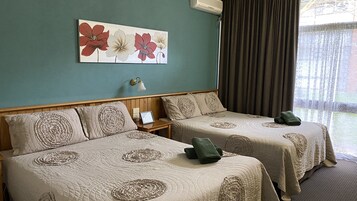 Tabla de planchar con plancha, wifi gratis y ropa de cama 