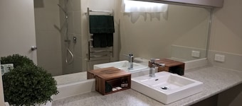 Moe Motor Inn