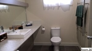 Chambre familiale, Plusieurs lits, balcon | Salle de bain | Douche, articles de toilette (gratuits), séchoir à cheveux