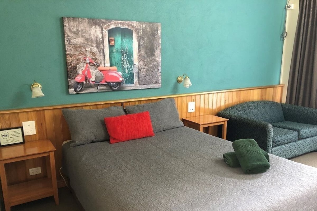 Standardrum - 1 queensize-säng - icke-rökare - uteplats | Strykjärn/strykbräda, gratis wi-fi och sängkläder