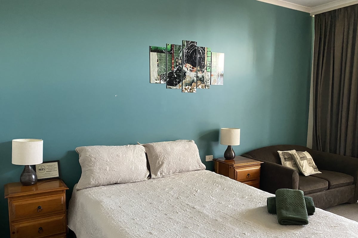 Iron/ironing board, free WiFi, bed sheets