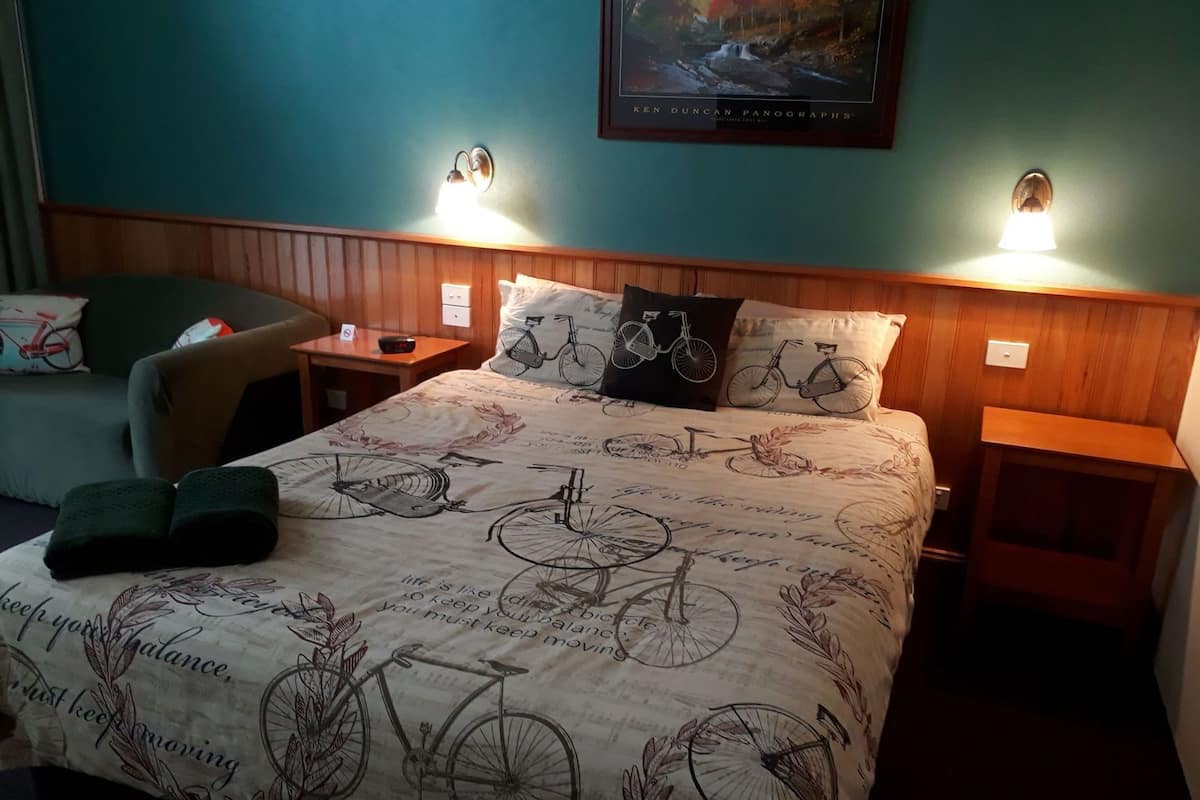 Iron/ironing board, free WiFi, bed sheets