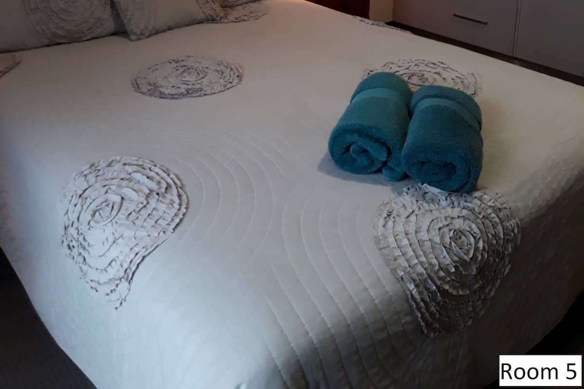 Premium-rum - 1 queensize-säng - icke-rökare - pentry (Room 5 Queen Kitchenette) | Strykjärn/strykbräda, gratis wi-fi och sängkläder