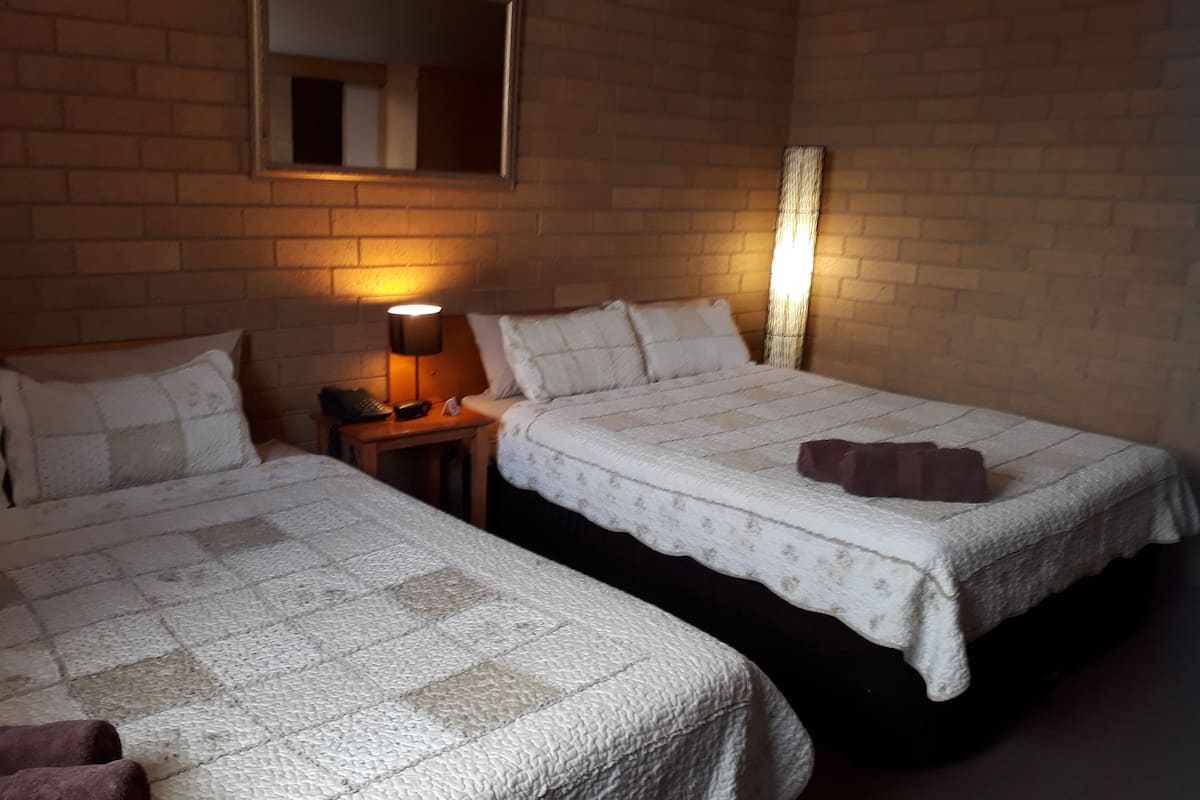 Quarto standard, 2 camas Queen, para não fumantes | Ferros/tábuas de passar roupa, Wi-Fi de cortesia, roupa de cama