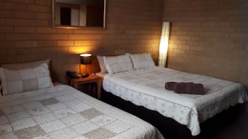 Room 17: Standard Queen Room with 50 inch Smart TV located on on First Floor | Iron/ironing board, free WiFi, bed sheets