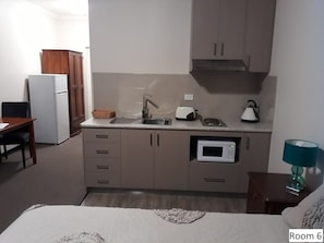 Room 6: Deluxe Queen Room with 50 inch Smart TV located on Ground Floor | Iron/ironing board, free WiFi, bed sheets