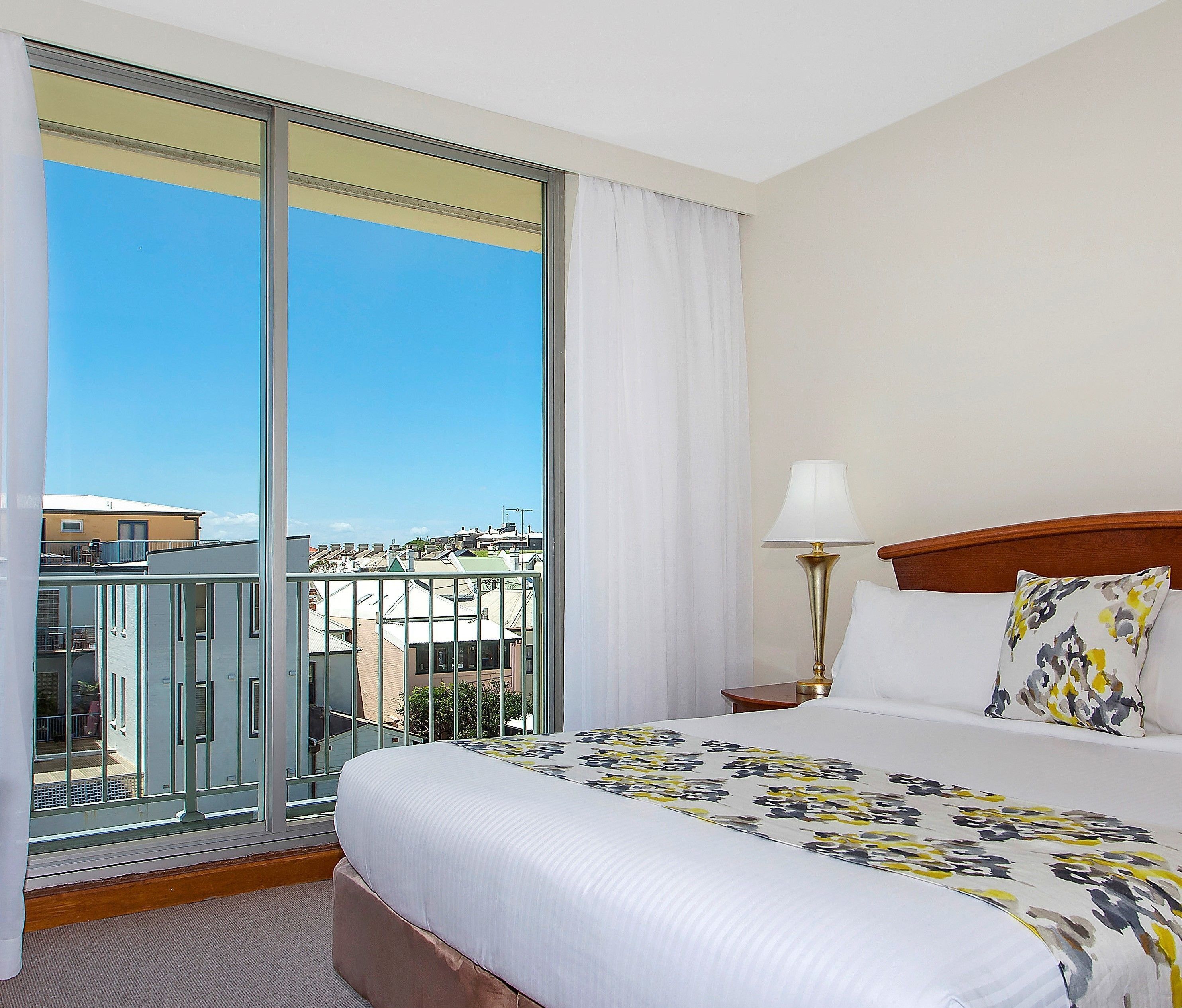 Minibar, skrivbord, mörkläggningsgardiner och strykjärn/strykbräda