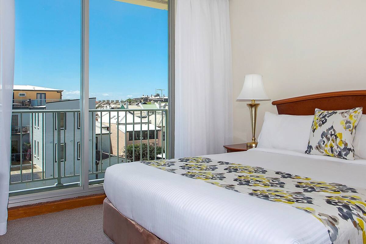 Minibar, skrivbord, mörkläggningsgardiner och strykjärn/strykbräda