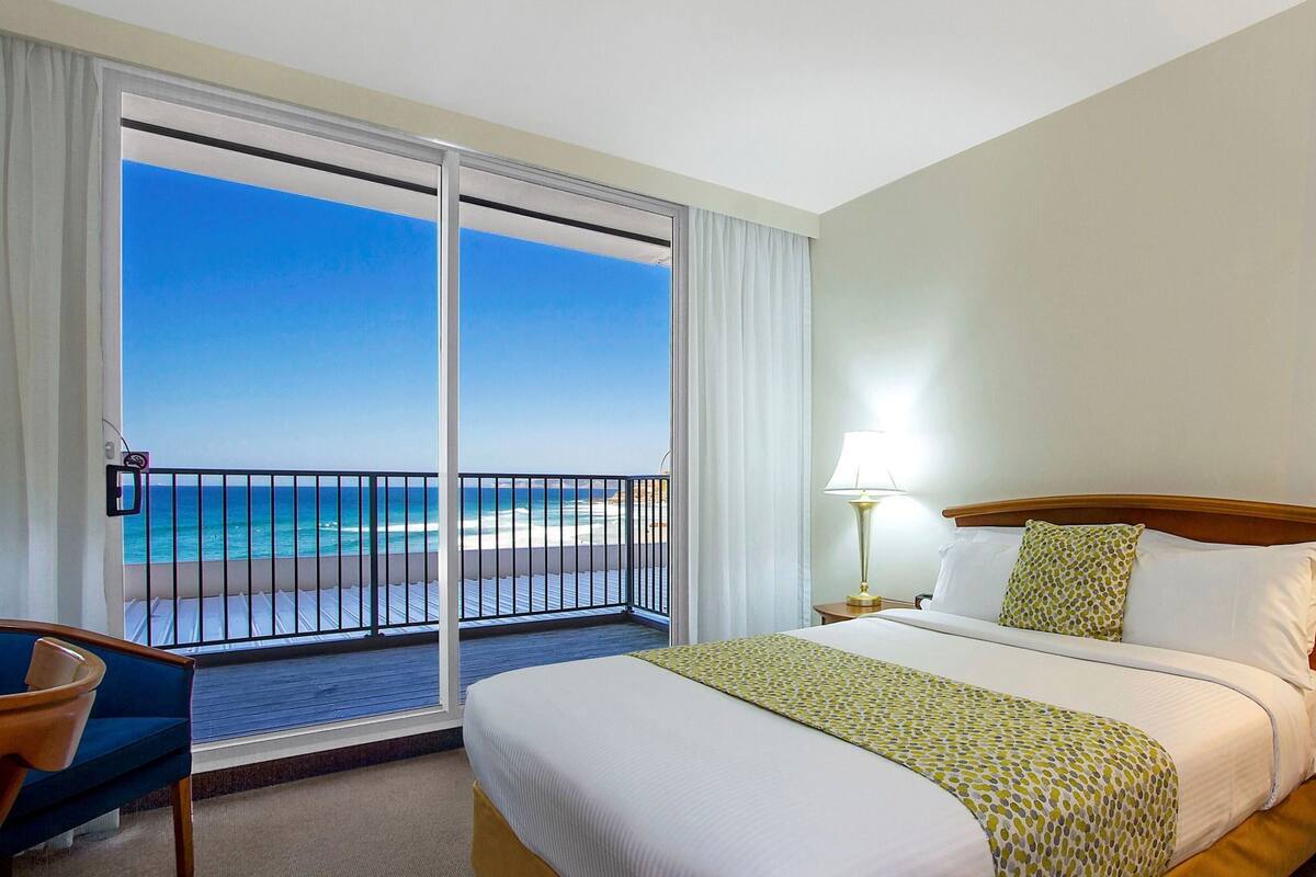 Minibar, skrivbord, mörkläggningsgardiner och strykjärn/strykbräda