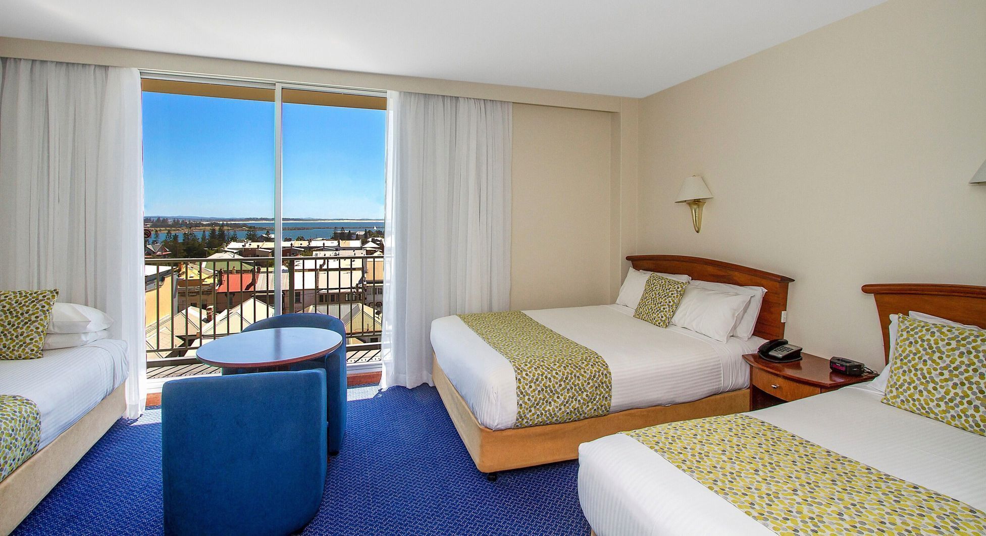 Minibar, skrivbord, mörkläggningsgardiner och strykjärn/strykbräda