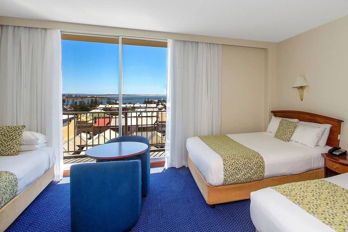 Minibar, skrivbord, mörkläggningsgardiner och strykjärn/strykbräda