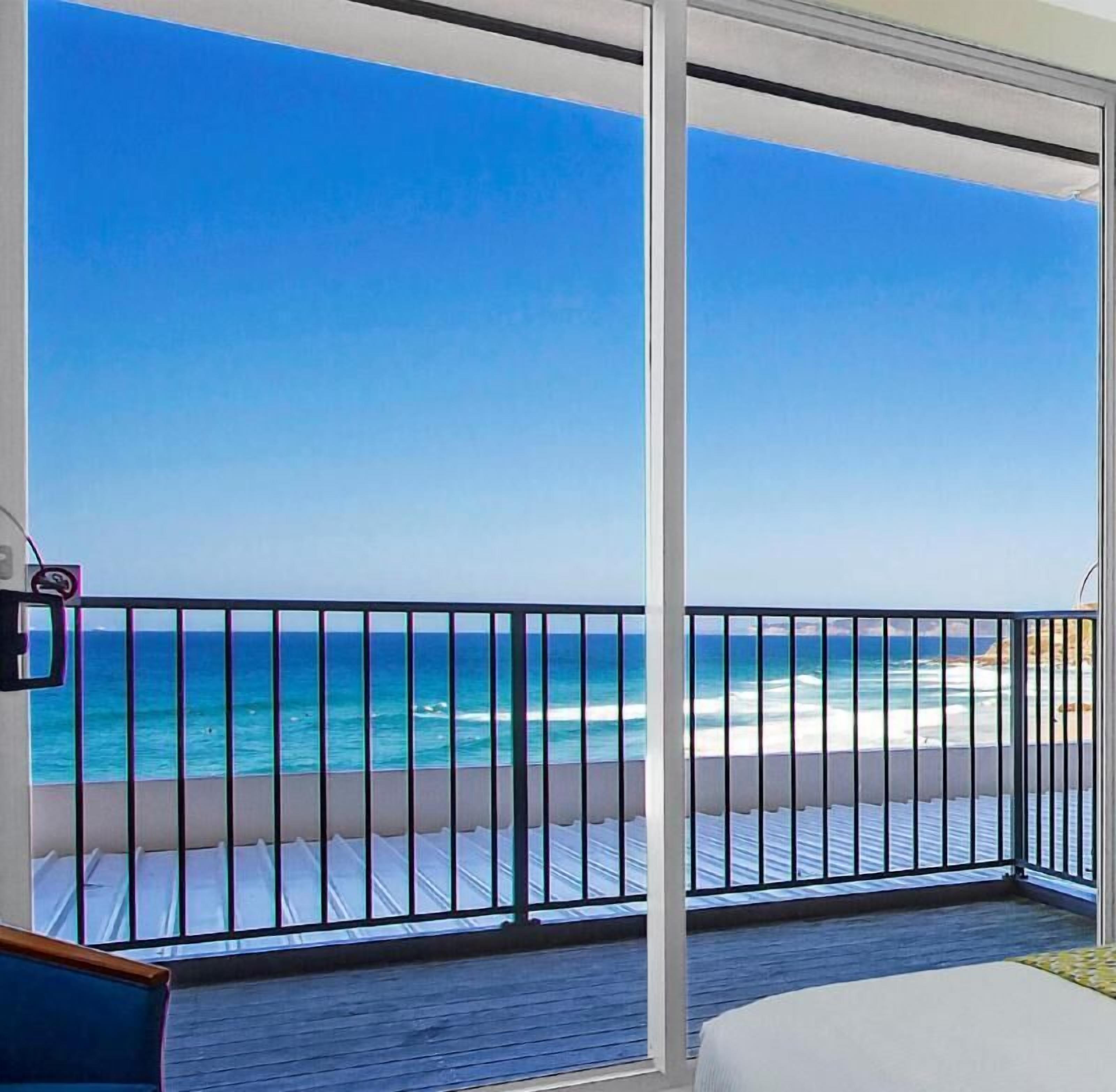 Minibar, skrivbord, mörkläggningsgardiner och strykjärn/strykbräda