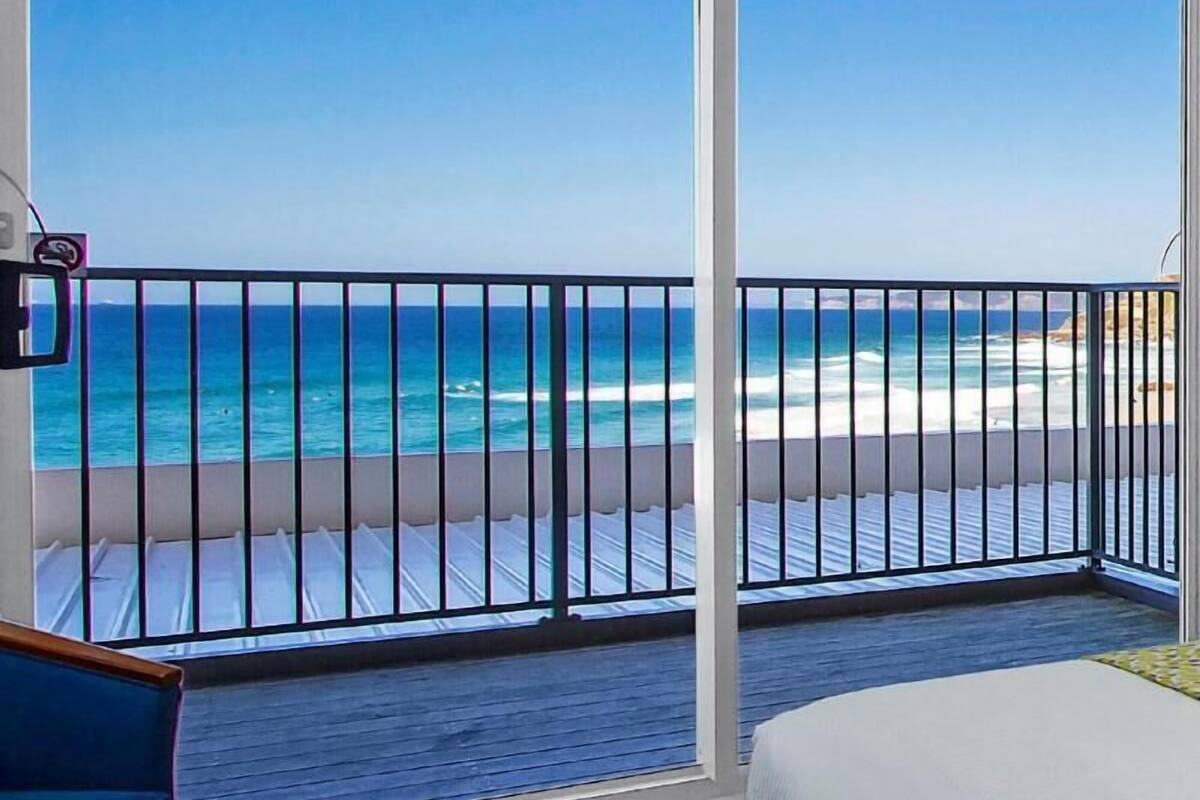 Minibar, skrivbord, mörkläggningsgardiner och strykjärn/strykbräda