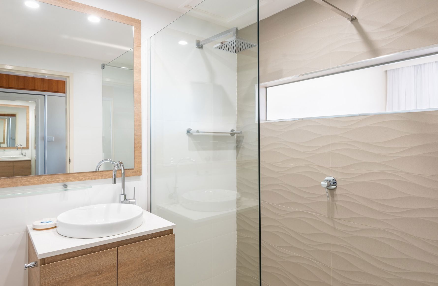 Badrum | Dusch, gratis toalettartiklar, hårtork och handdukar