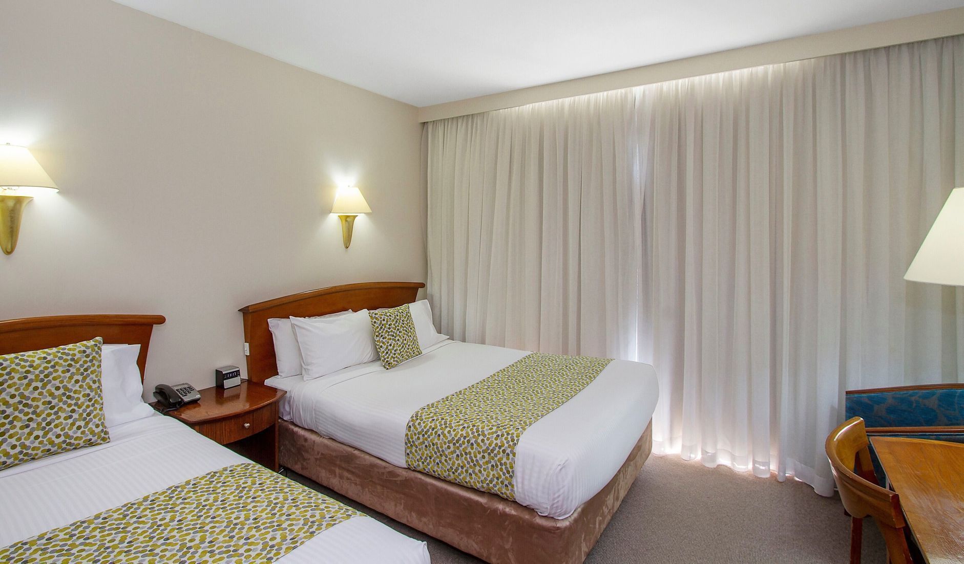 Minibar, skrivbord, mörkläggningsgardiner och strykjärn/strykbräda