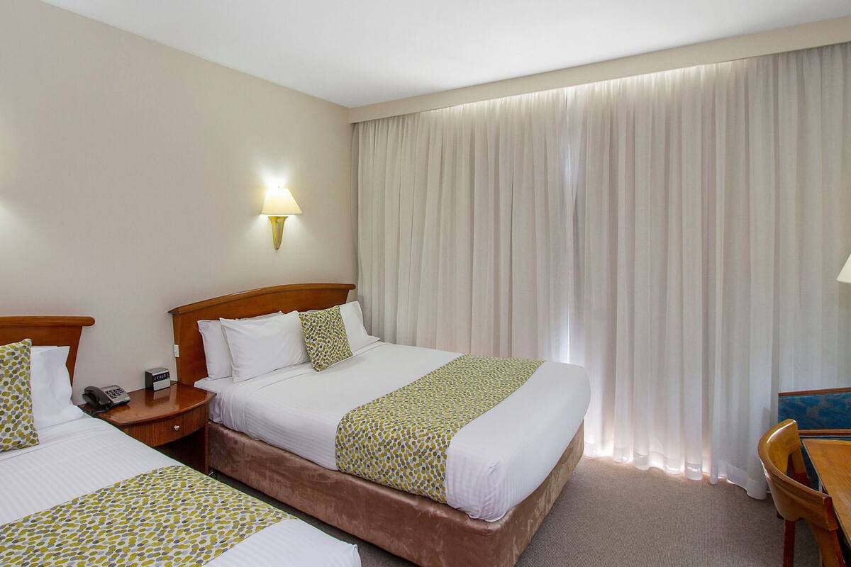 Minibar, skrivbord, mörkläggningsgardiner och strykjärn/strykbräda