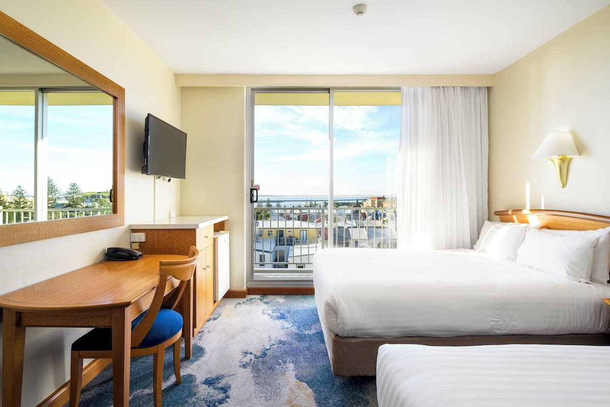 Chambre (Harbour View Twin ) | Minibar, bureau, rideaux d’obscurcissement, fer et planche à repasser