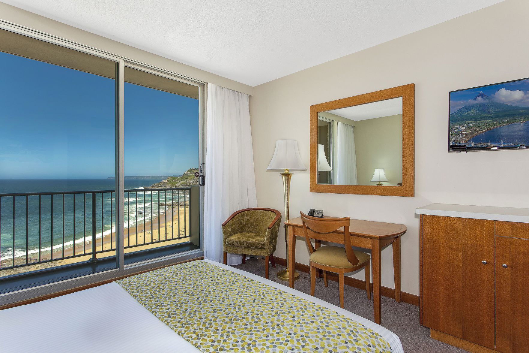 Minibar, skrivbord, mörkläggningsgardiner och strykjärn/strykbräda