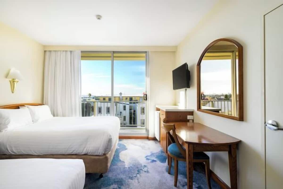Minibar, bureau, rideaux d’obscurcissement, fer et planche à repasser