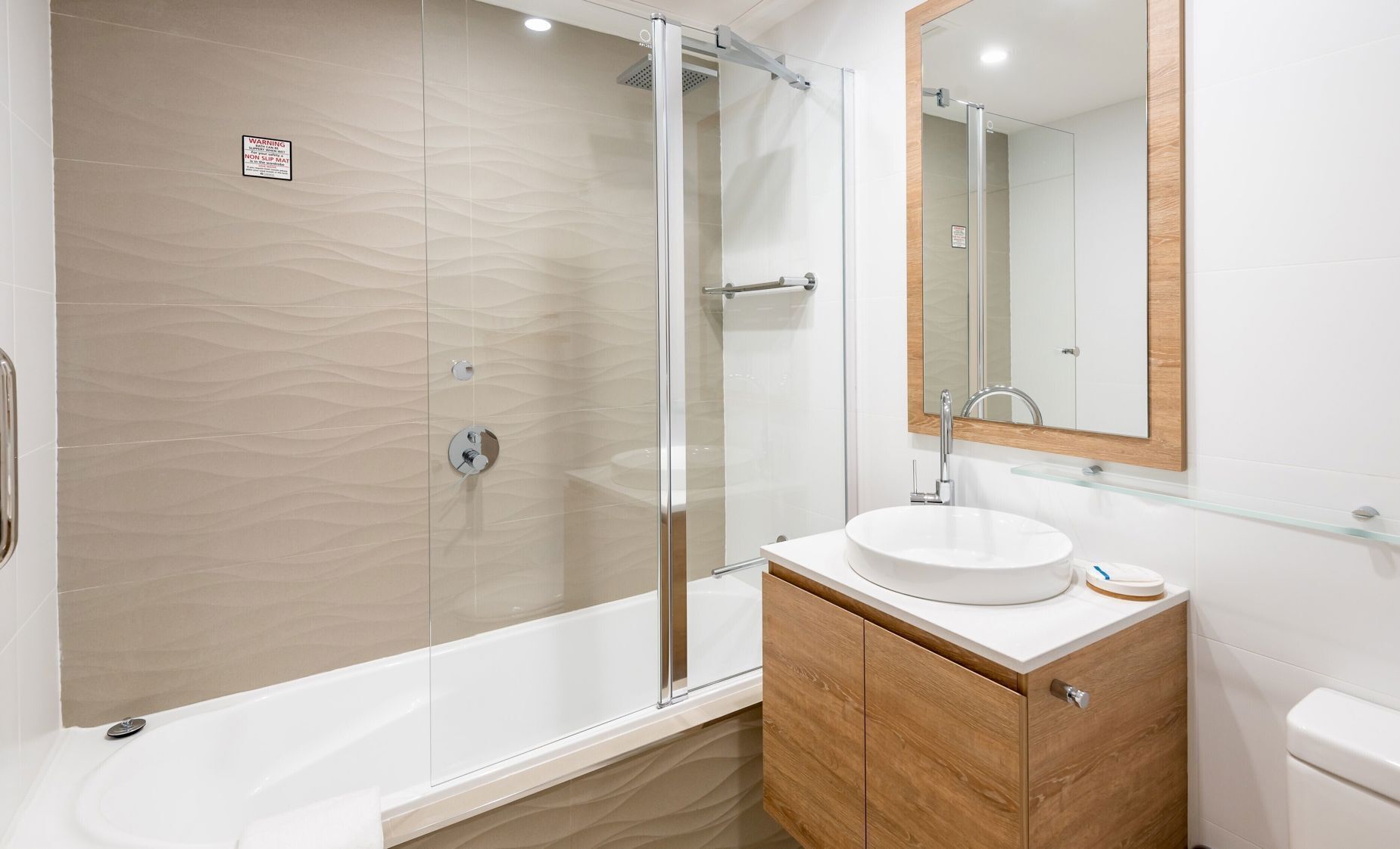 Badrum | Dusch, gratis toalettartiklar, hårtork och handdukar